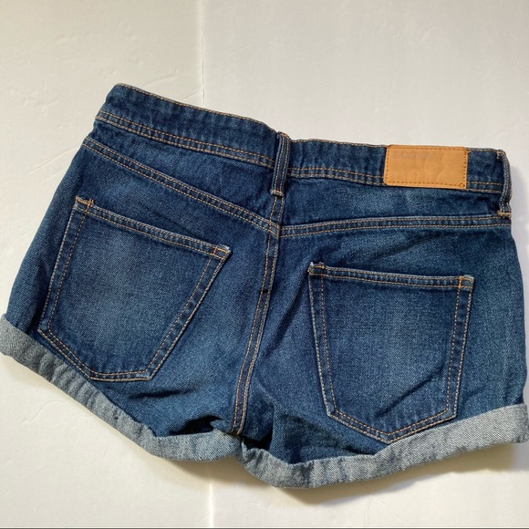 H & M | Skinny Low Waist, Rolled Hem Jean Shorts - Picture 2 of 4